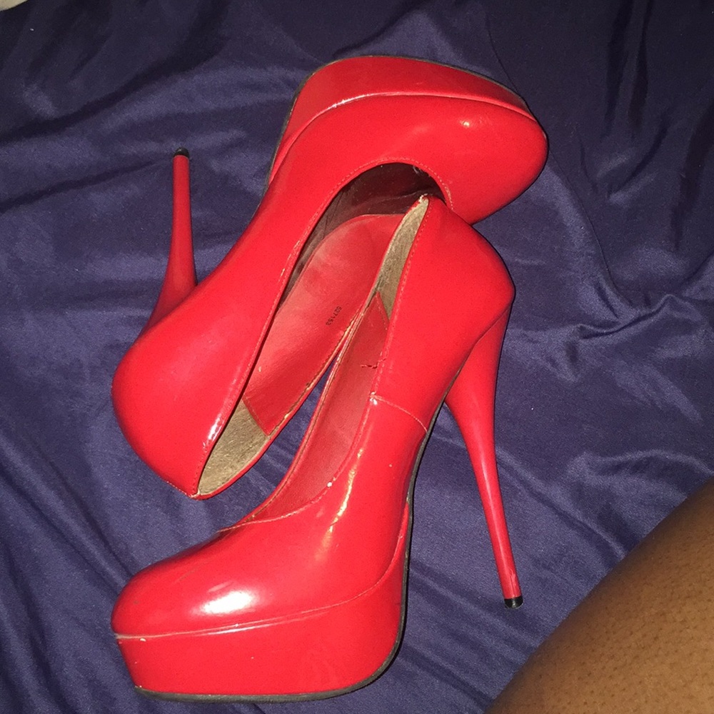 Badass red stilettos 👠.